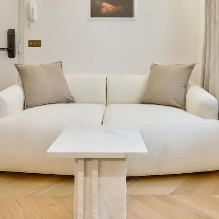 Mona-lisa's Apartment